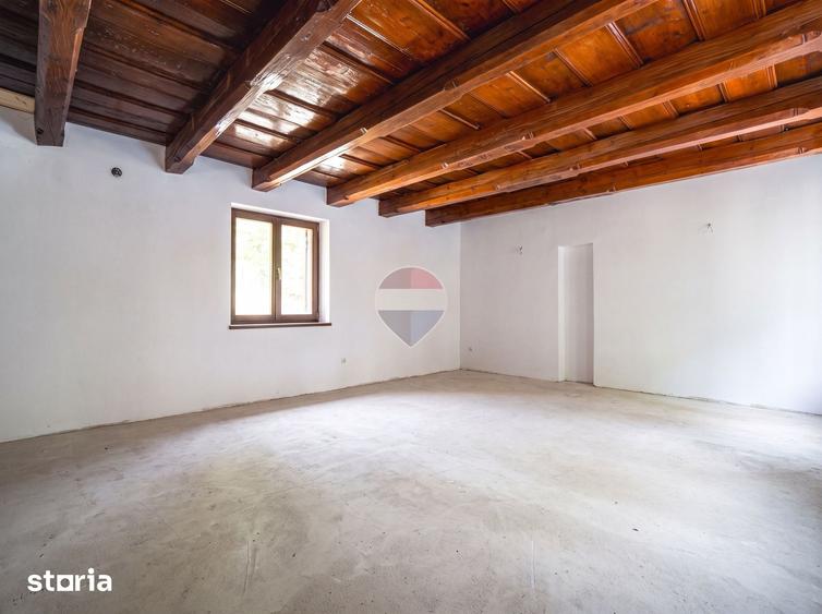 Casă cu 9 camere cu Teren 439 Mp în Cristian