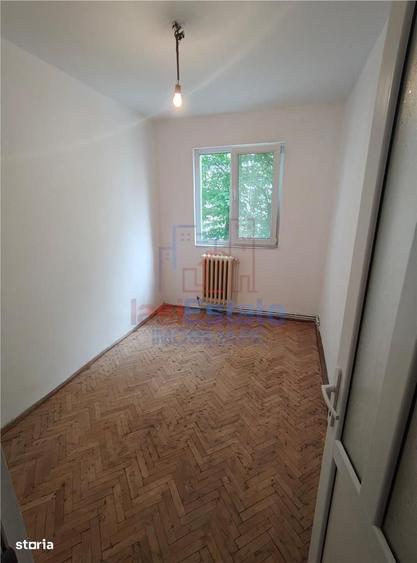 Apartament cu 3 camere semidecomandat în Alexandru cel Bun
