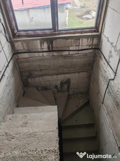 Casă cu 4 camere cu Teren 1380 Mp în Brazi