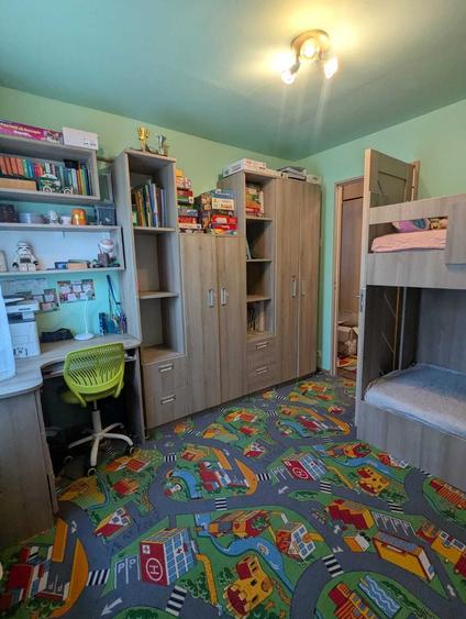 Apartament cu 3 camere semidecomandat, mobilat în Buziașului