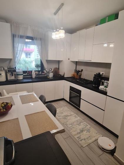 Apartament cu 2 camere decomandat, mobilat în Tractorul