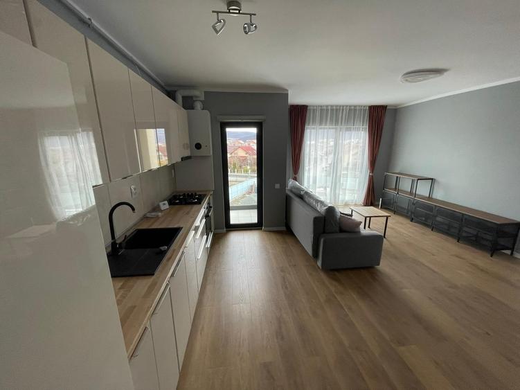 Apartament cu 3 camere semidecomandat, mobilat în Florești