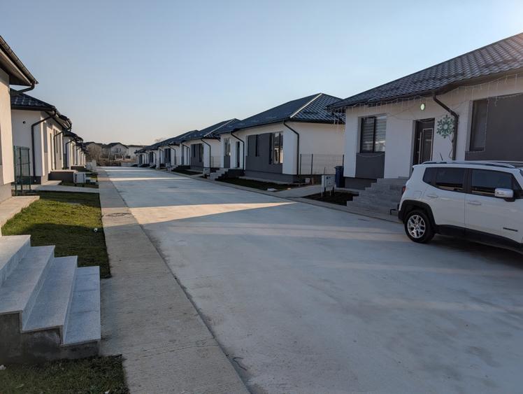 Casă individuală cu 4 camere cu Canalizare în Tunari