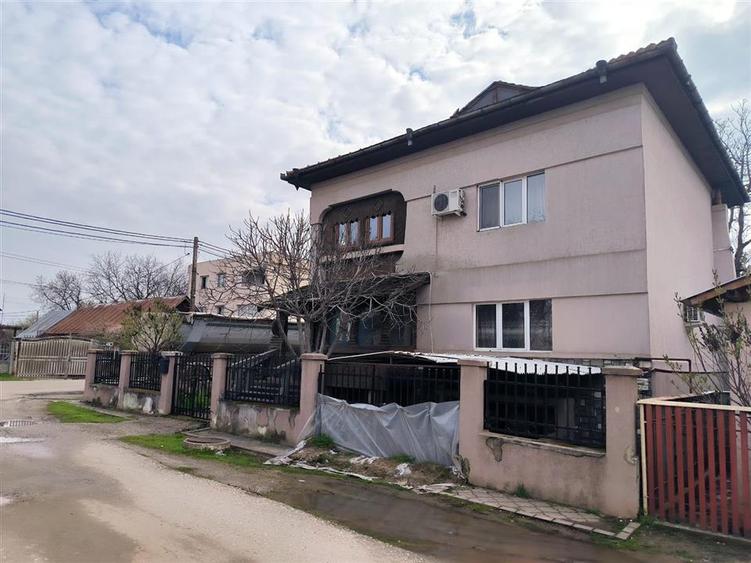 Casă cu 4 camere cu Canalizare în Central