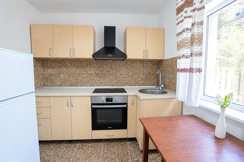 Casă individuală cu 11 camere cu Canalizare în Central