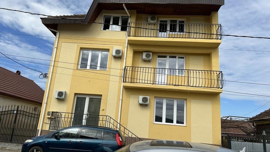 Casă cu 4 camere decomandat în Haieu