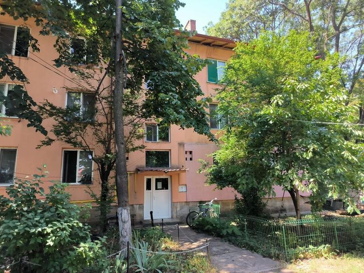 Apartament cu 3 camere semidecomandat în Cioceanu