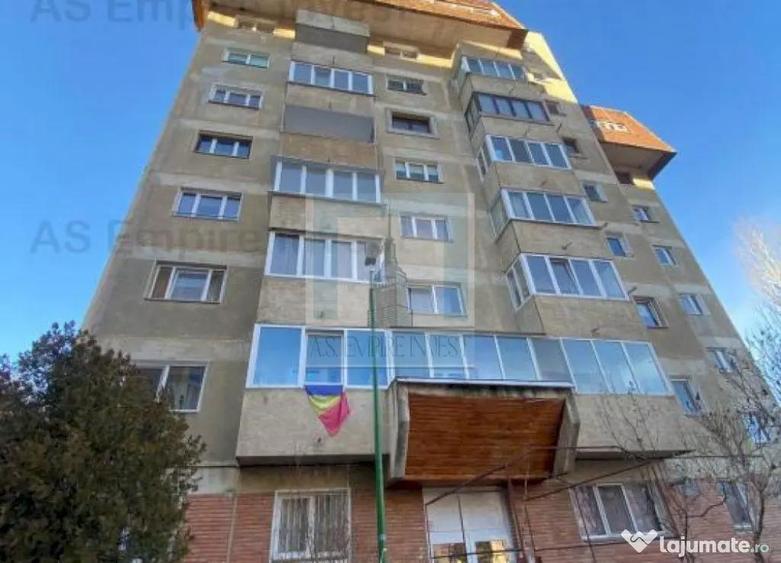 Apartament cu 3 camere decomandat în Răcădău