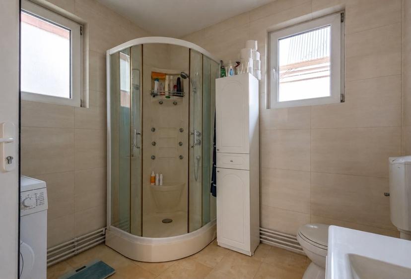 Casă individuală cu 5 camere cu Canalizare în Central