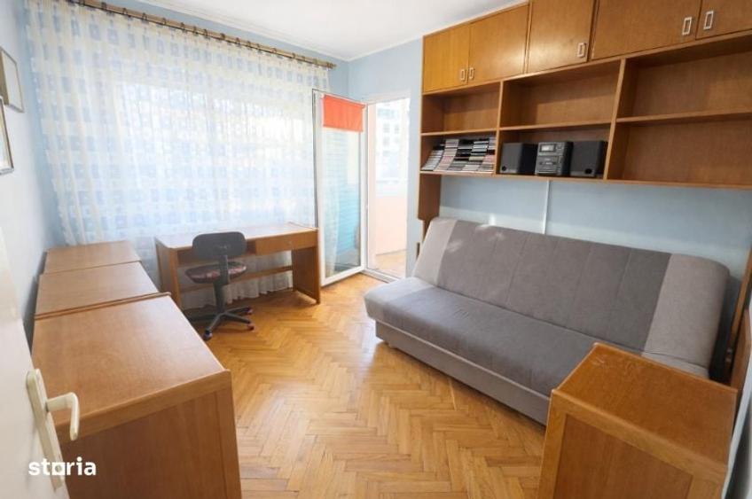 Apartament cu 4 camere decomandat în Răcădău