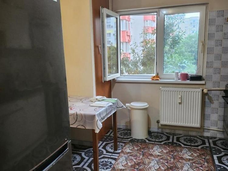 Apartament cu 3 camere decomandat în Drumul Sării