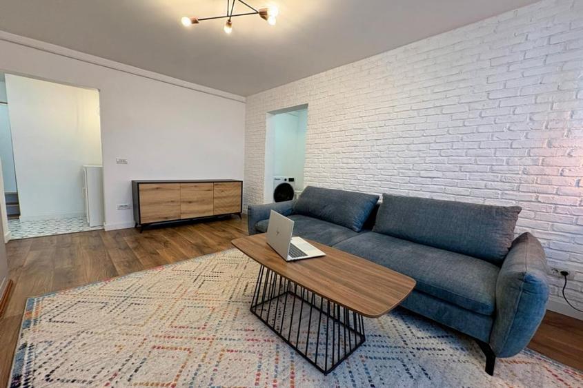 Apartament cu 2 camere semidecomandat, mobilat în Victoriei