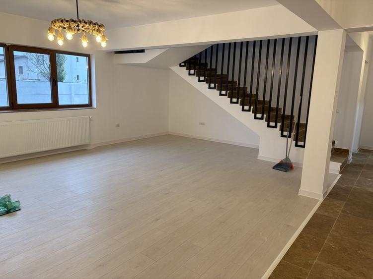 Casă cu 4 camere în Exterior Vest