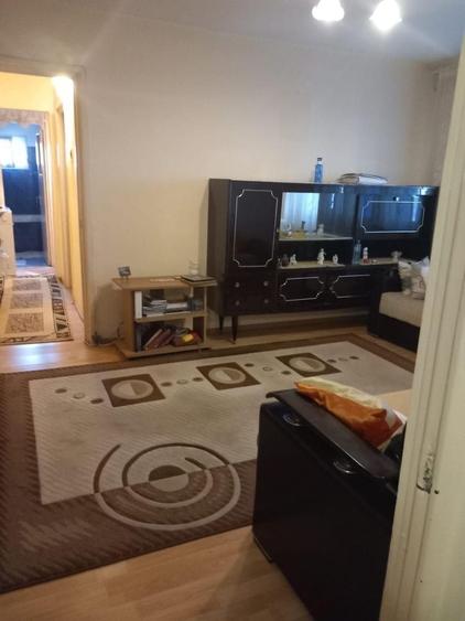 Apartament cu 3 camere semidecomandat în Milcov
