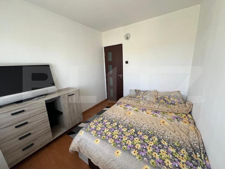 Apartament cu 3 camere semidecomandat, mobilat în Craiovița Nouă