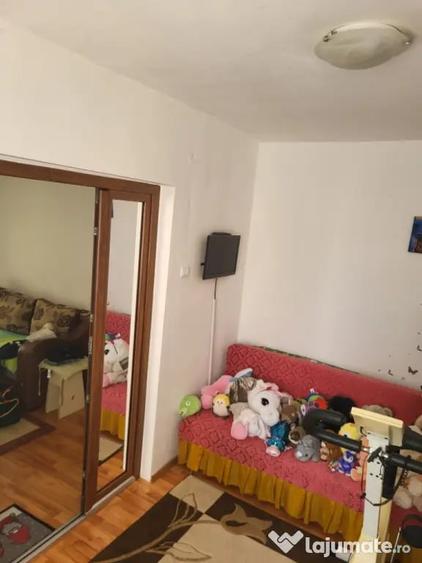 Apartament cu 3 camere semidecomandat în Crihala
