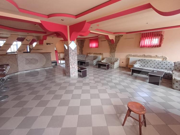 Casă individuală cu 8 camere cu Canalizare în Nord-Vest