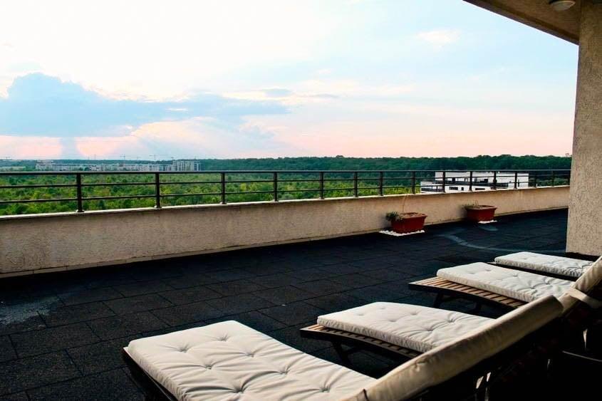 Apartament cu 4 camere semidecomandat, mobilat în Băneasa