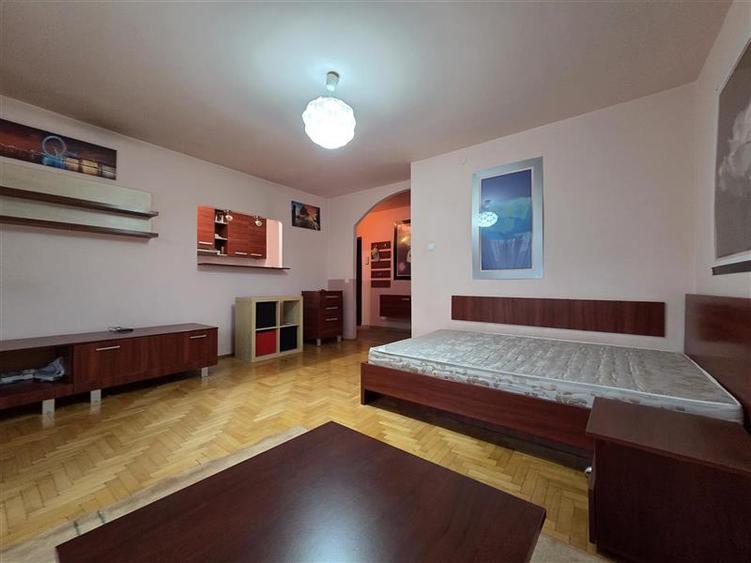 Garsoniera spatioasa de inchiriat str. De Mijloc - 19