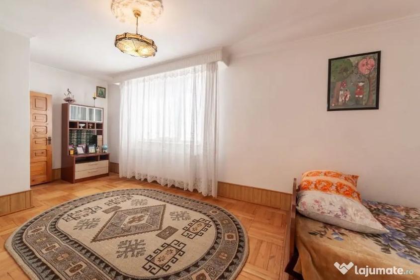 Casă cu 7 camere cu Teren 350 Mp în Exercițiu