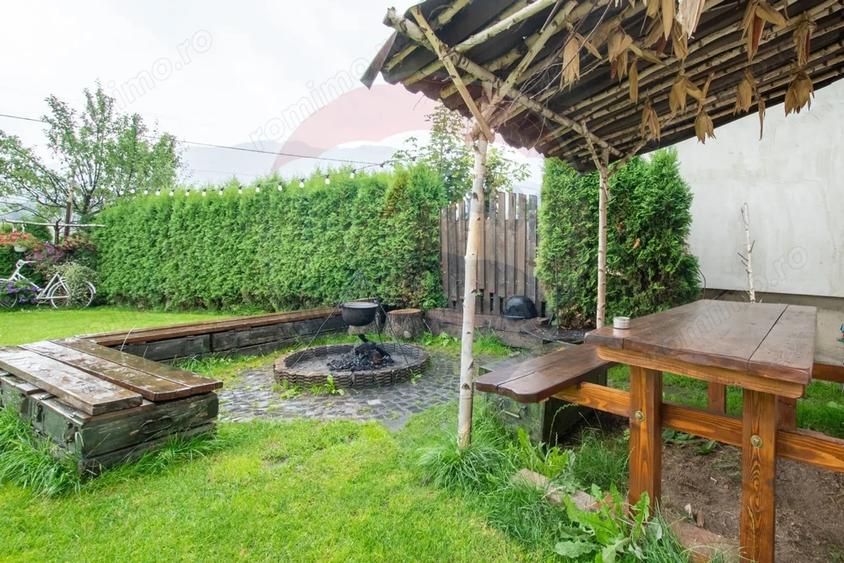 Casă cu 8 camere cu Teren 888 Mp în Sohodol