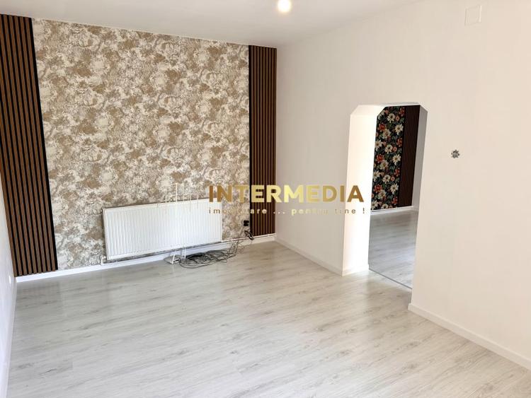 Casă individuală cu 7 camere cu Canalizare în Central