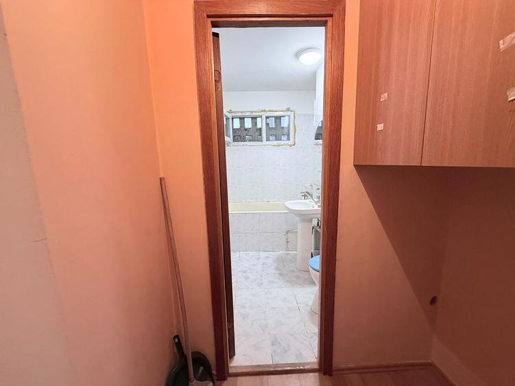 Apartament cu 3 camere semidecomandat în Gorjului