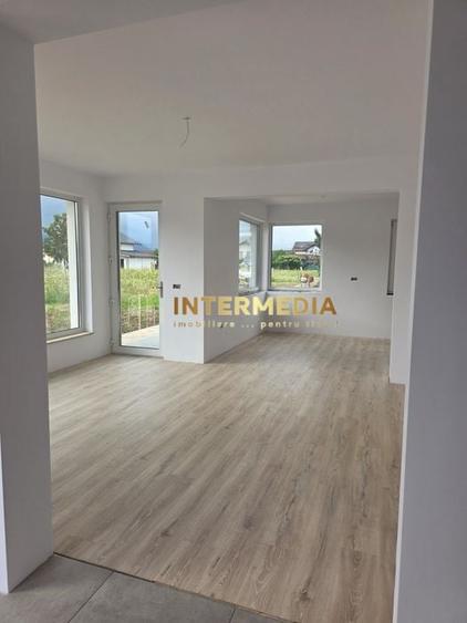 Casă individuală cu 4 camere cu Canalizare în Est