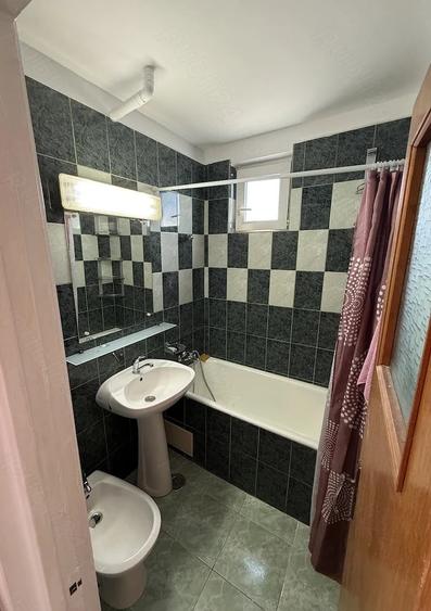 Apartament cu 3 camere semidecomandat, mobilat în Apusului