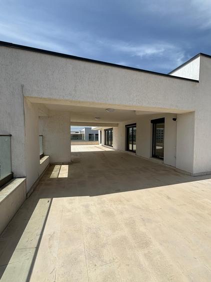 Penthouse cu 5 camere decomandat în Pipera