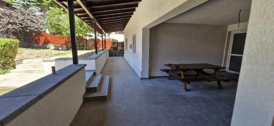 Casă cu 8 camere cu Teren 540 Mp în Poiana Țapului