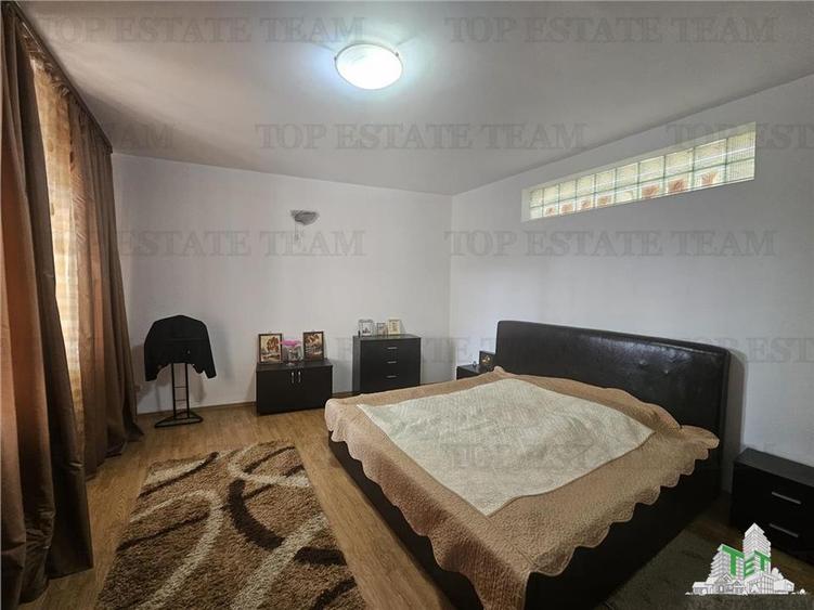 Casă individuală cu 7 camere cu Canalizare în Km 4-5