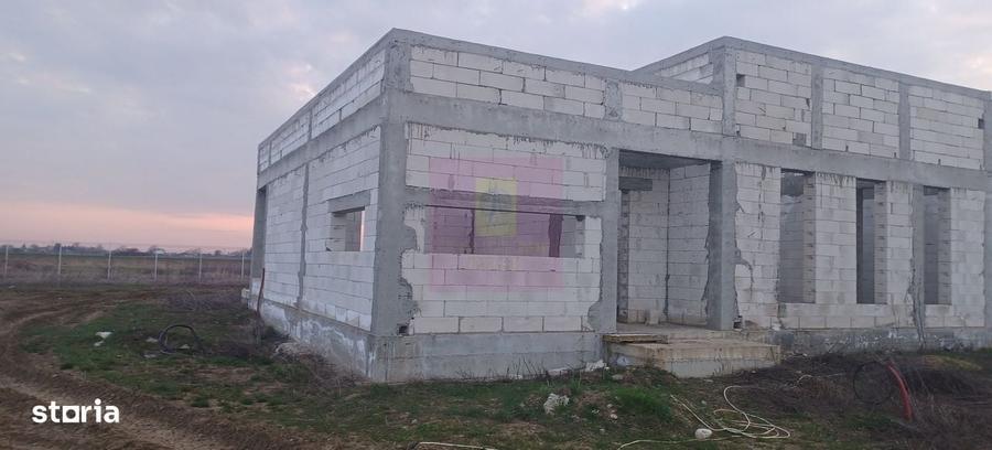 Casă cu 4 camere în Săbăreni