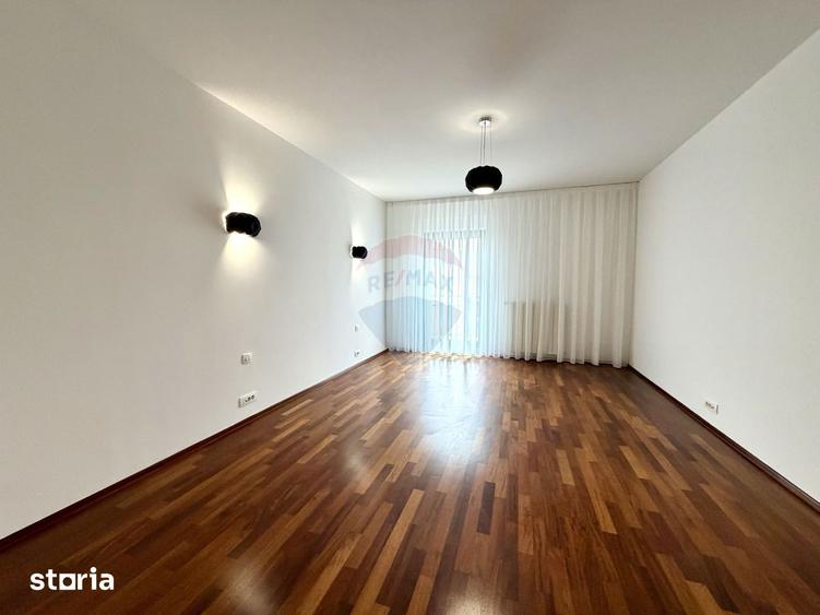 Apartament cu 4 camere semidecomandat, mobilat în Băneasa