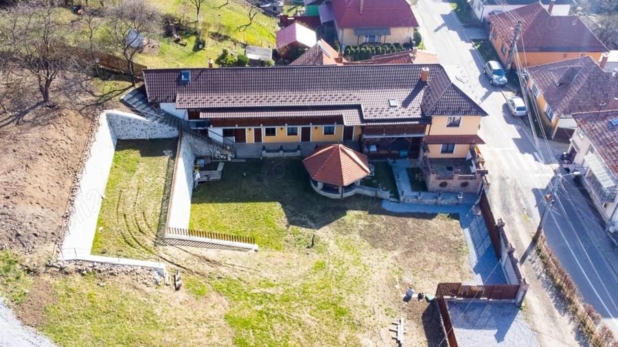 Casă cu 6 camere cu Teren 30000 Mp în Sovata