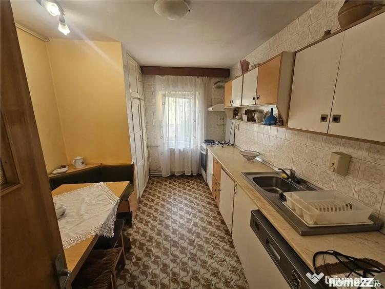 Apartament cu 4 camere decomandat în Central