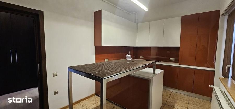 Apartament cu 4 camere decomandat în Ștrand