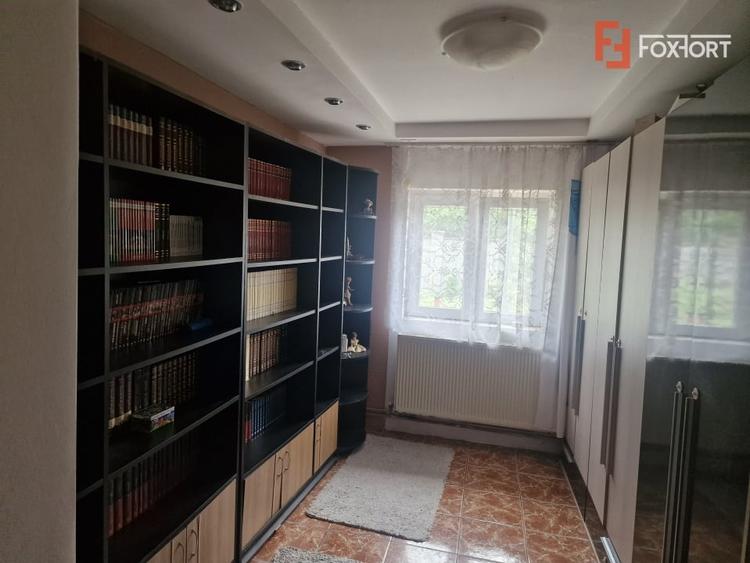 Casă individuală cu 9 camere cu Canalizare în Moșnița Nouă