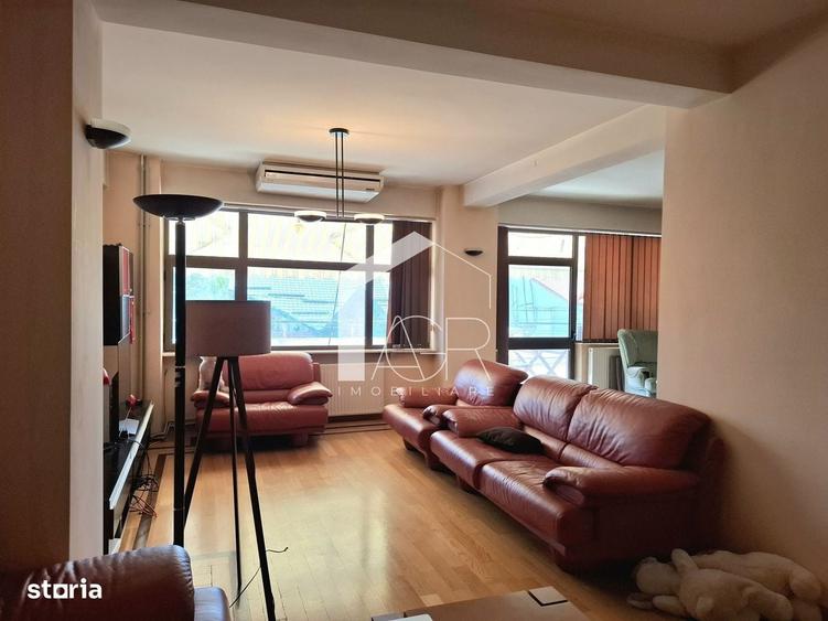 Apartament cu 4 camere decomandat în Democrației