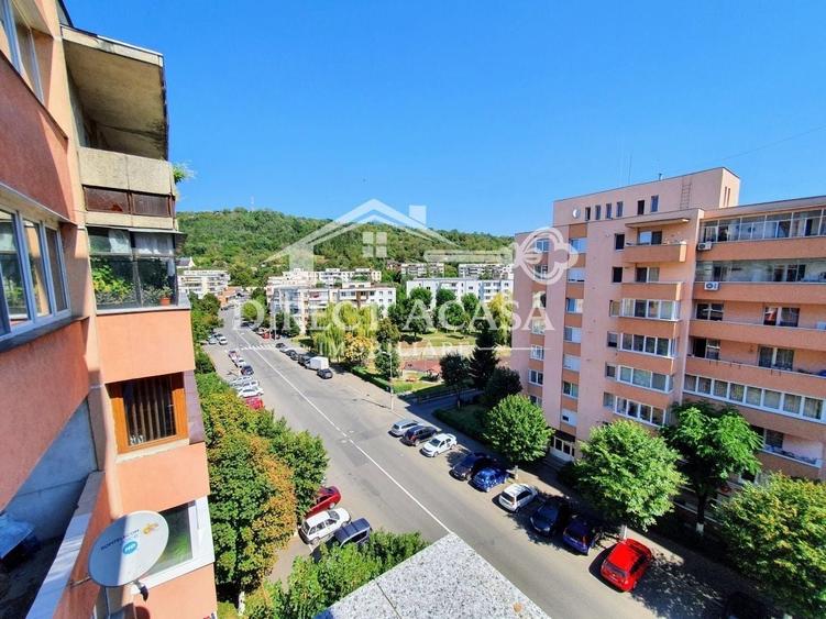 Apartament cu 3 camere decomandat în Tudor