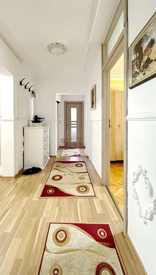 Apartament cu 4 camere decomandat, mobilat în Calea București