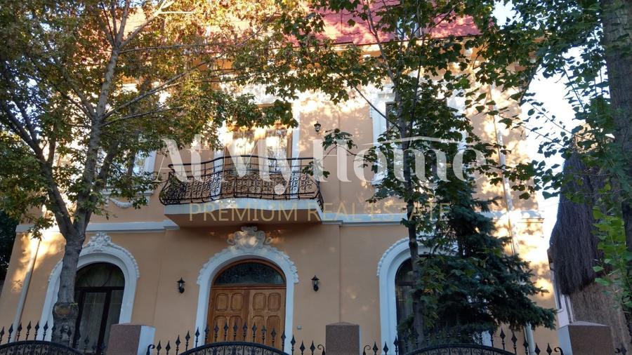 Casă individuală cu 12 camere cu Canalizare în Cotroceni