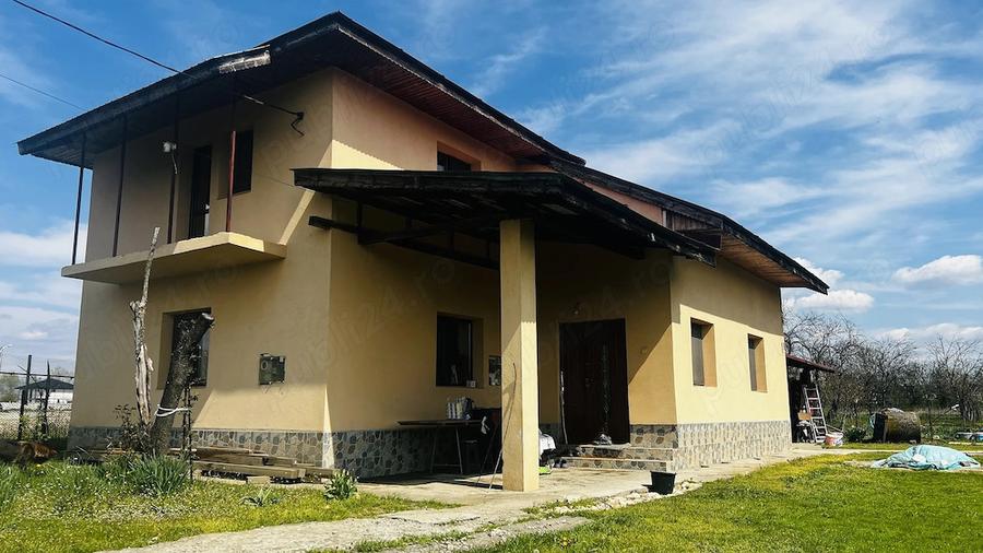 Casă cu 6 camere cu Teren 3576 Mp în Central