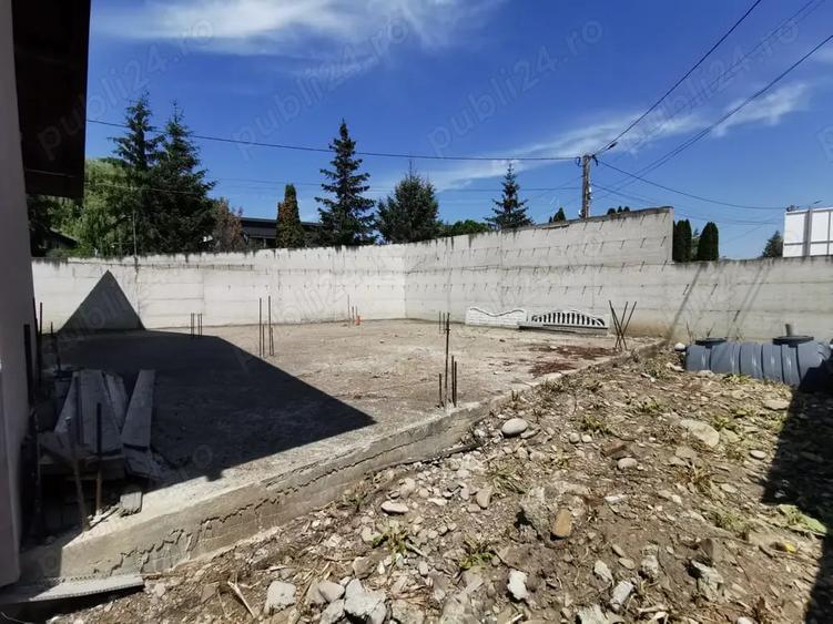 Casă cu 4 camere cu Teren 1300 Mp în Târgu Trotuș