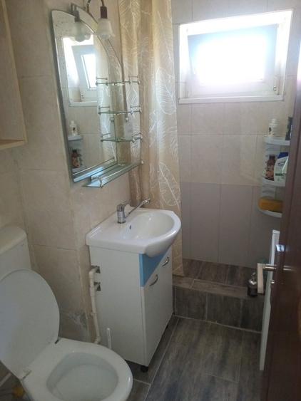 Apartament cu 4 camere semidecomandat în Petros