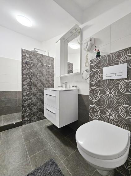 Apartament cu 4 camere semidecomandat, mobilat în Mamaia-Sat