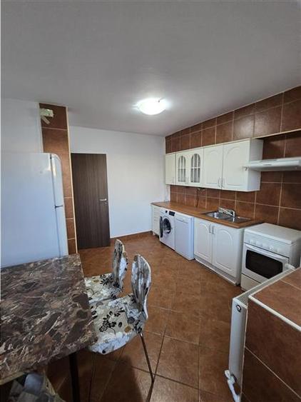 Apartament cu 4 camere decomandat, mobilat în Berceni