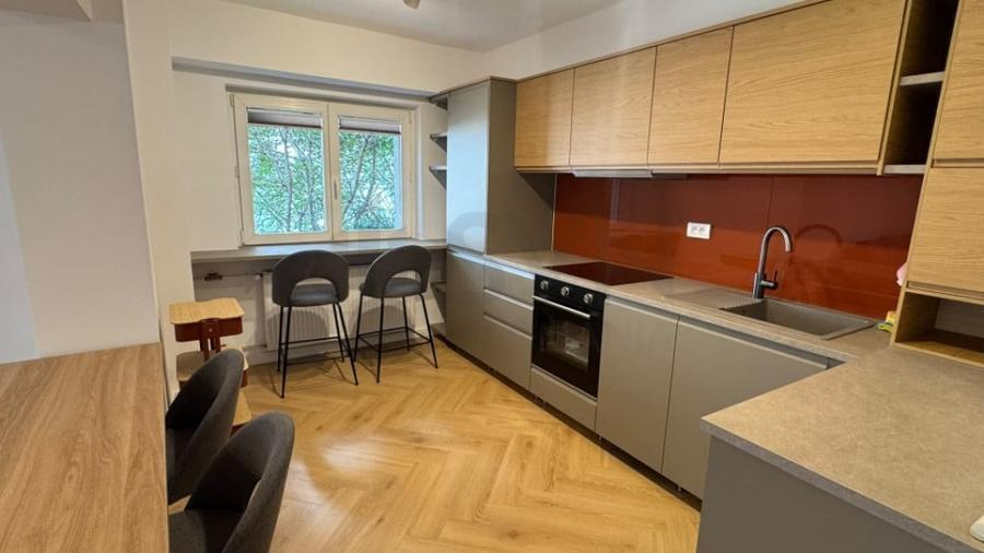 Apartament cu 3 camere decomandat în Victoriei