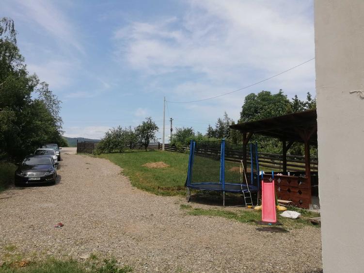 Casă cu 4 camere în Vârfu Dealului
