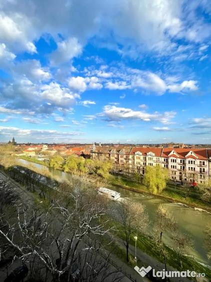 Apartament cu 3 camere semidecomandat în Central